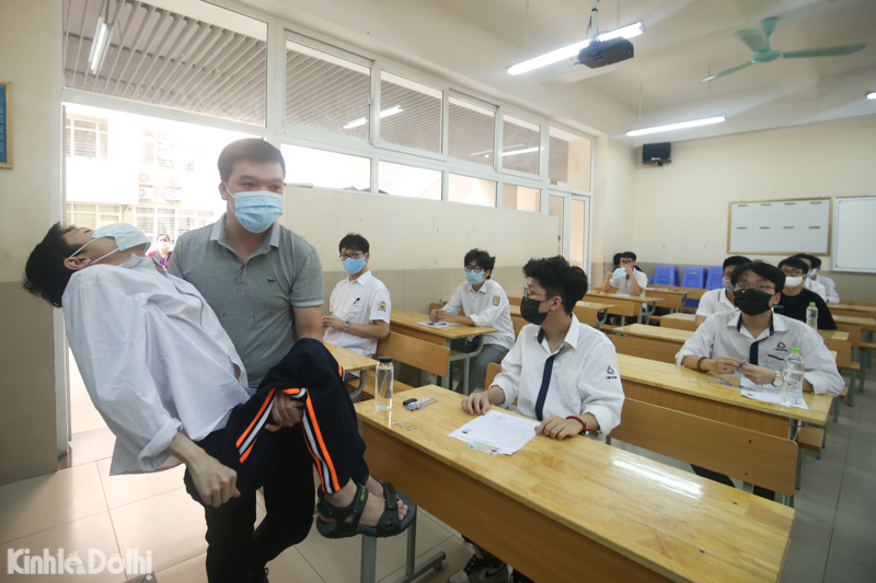 [Ảnh] Hà Nội: Giám thị giúp thí sinh "đặc biệt" tại điểm thi trường THCS Nghĩa Tân - Ảnh 1