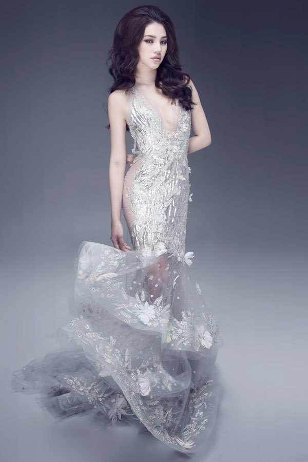 Hoa hậu Jolie Nguyễn vô cùng gợi cảm với váy 12.000USD - Ảnh 2