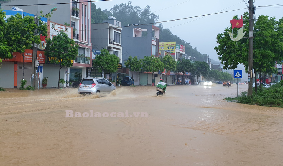 Thành phố Lào Cai ngập sâu sau trận mưa lớn - Ảnh 7