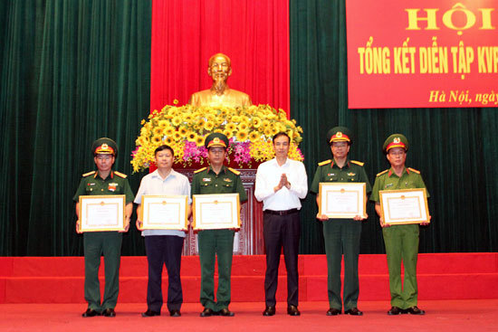Hà Nội tổng kết diễn tập khu vực phòng thủ cấp quận, huyện năm 2017 - Ảnh 2