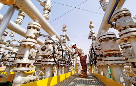 Giá dầu tăng mạnh nhờ Ả Rập Saudi cam kết giảm lượng xuất khẩu - Ảnh 1