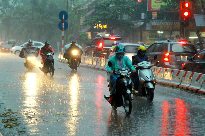 Hà Nội: Trận mưa to giải nhiệt sau những ngày nóng kỷ lục - Ảnh 4