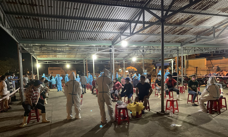 Liên quan 5 ca Covid-19 ở Quảng Ngãi, Đà Nẵng xuyên đêm xét nghiệm cho dân cảng cá - Ảnh 1
