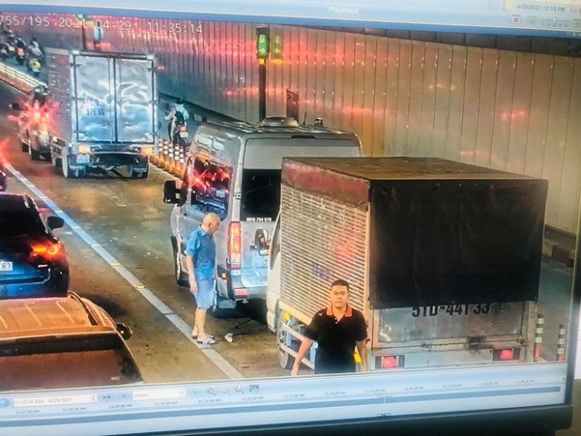 Tai nạn giao thông mới nhất hôm nay 29/4: Xe tải cẩu làm sập cổng chào, 2 người thương vong - Ảnh 1