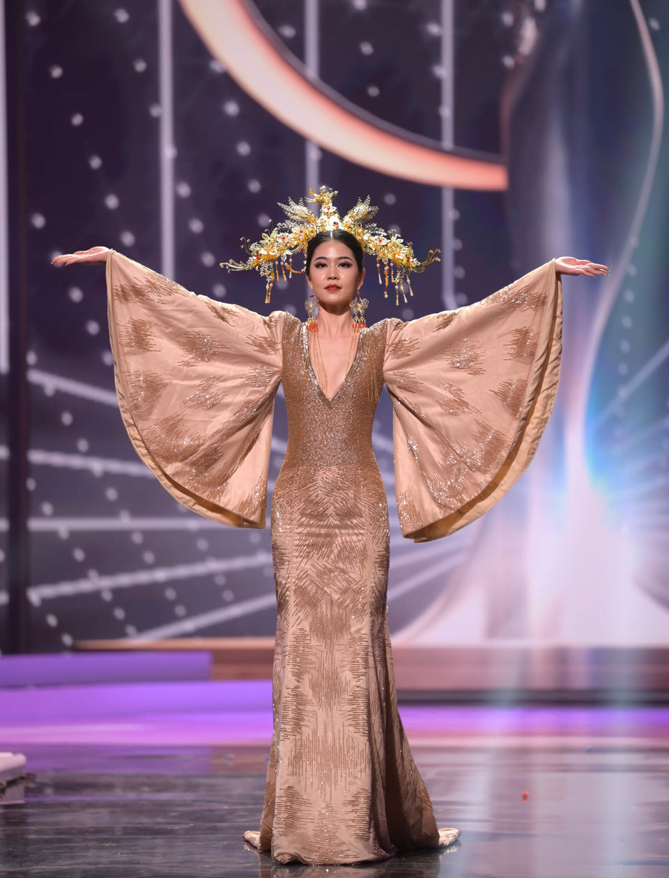 Cận cảnh màn xử lý sự cố của người đẹp Việt Nam trong phần thi trang phục dân tộc tại Hoa hậu Hoàn vũ  2021 - Ảnh 18