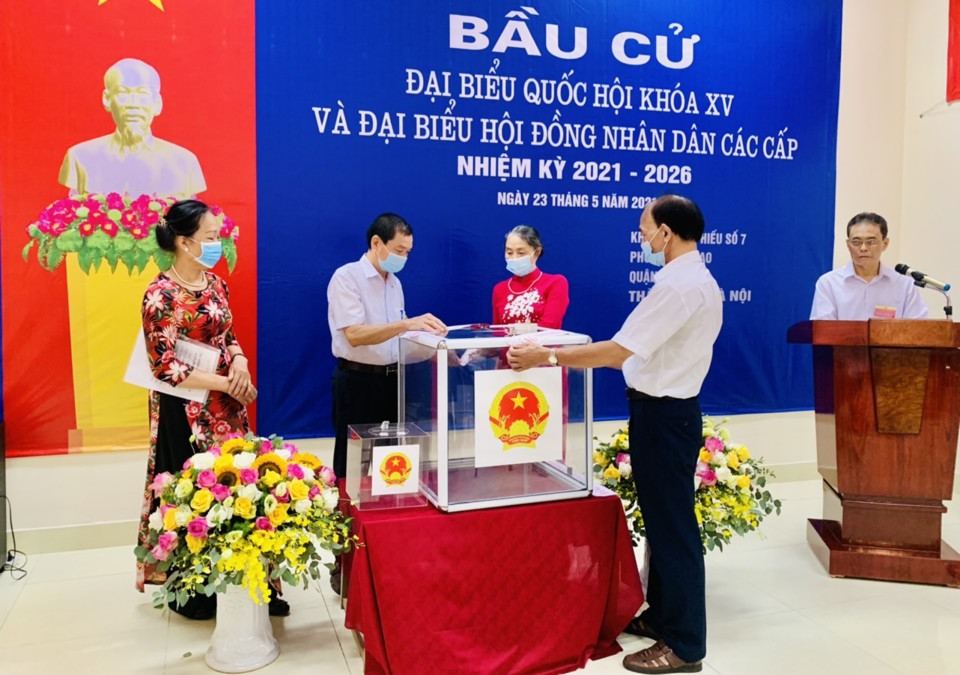 Phó Chủ tịch Thường trực UBND TP Lê Hồng Sơn kiểm tra công tác tổ chức bầu cử tại quận Hà Đông - Ảnh 2