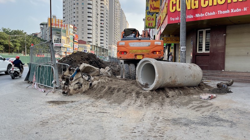 Tại công trình hầm chui Lê Văn Lương: Bùn đất tràn đường, “bẫy” người tham gia giao thông - Ảnh 15