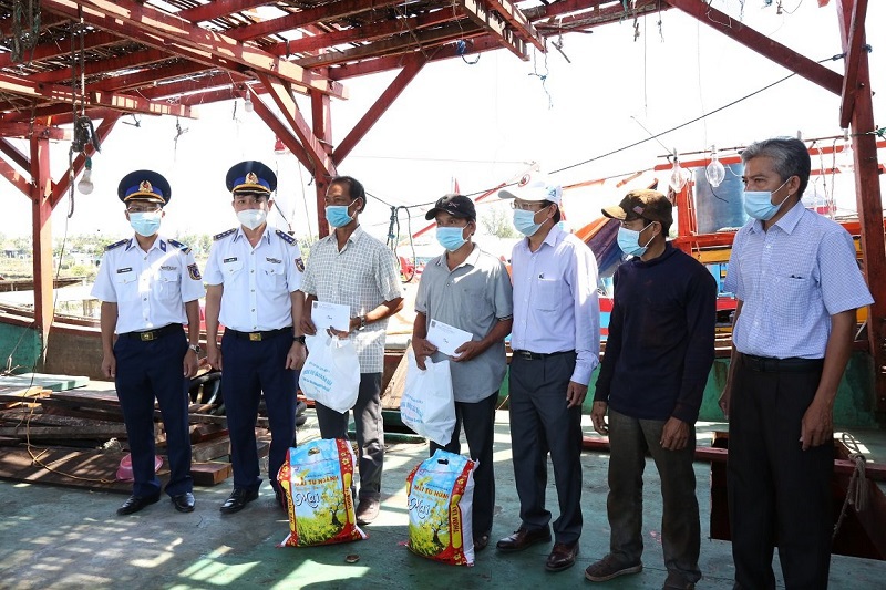Bộ tư lệnh Vùng Cảnh sát biển 2 tặng quà cho ngư dân Quảng Ngãi - Ảnh 1