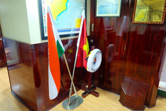 Cận cảnh tàu Hải quân Ấn Độ INS Satpura cập cảng Việt Nam - Ảnh 3