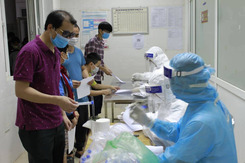 Gia Lâm lấy hơn 300 mẫu xét nghiệm cho người về từ vùng dịch Thuận Thành, tỉnh Bắc Ninh - Ảnh 1