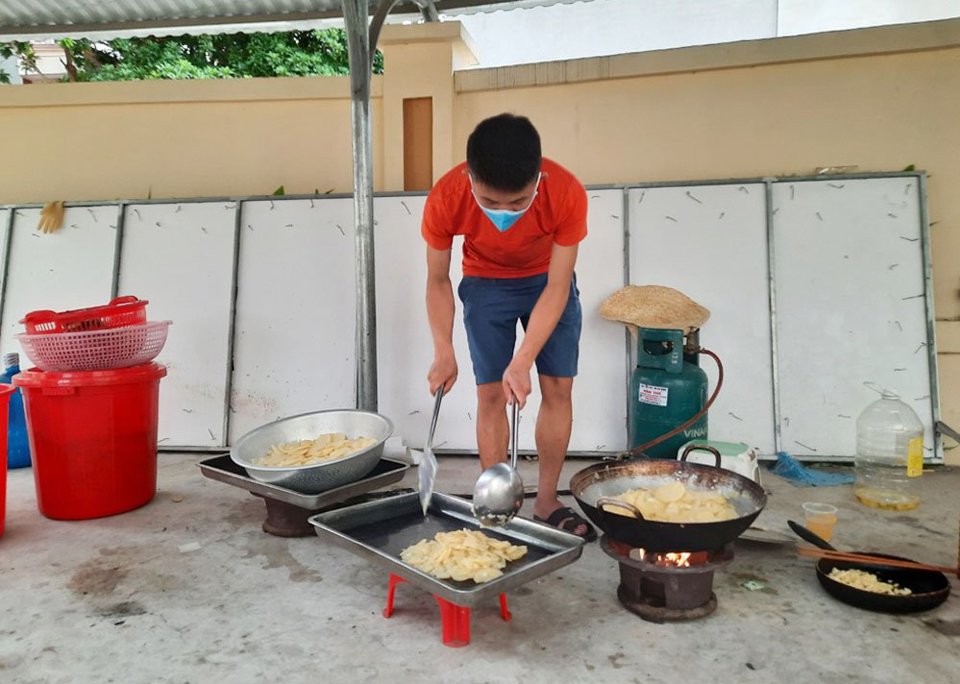 [Ảnh] Bắc Giang: Chăm lo chu đáo bữa ăn, giấc ngủ cho các lực lượng tuyến đầu chống dịch - Ảnh 12