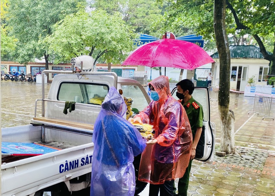 Chùm ảnh: Hỗ trợ quần áo cho thí sinh bị ướt, hình ảnh đẹp trong ngày mưa gió - Ảnh 1