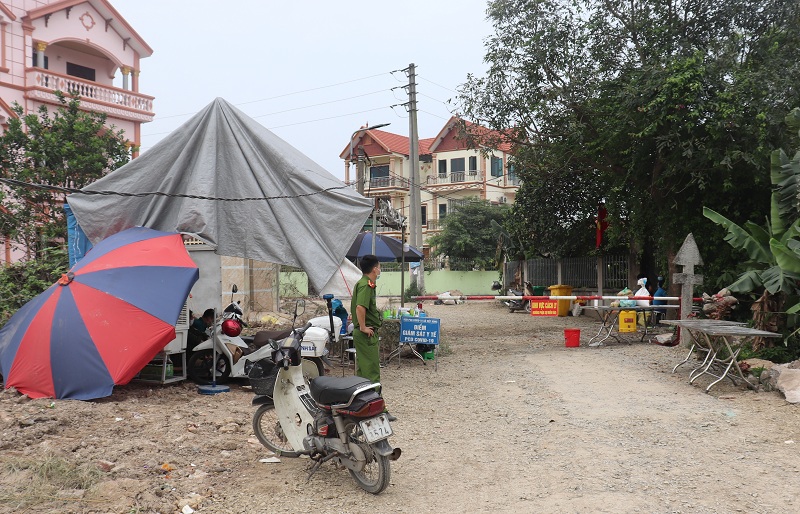 Huyện Đông Anh: Tiếp tục thực hiện nghiêm lệnh cách ly tại xã Việt Hùng - Ảnh 1