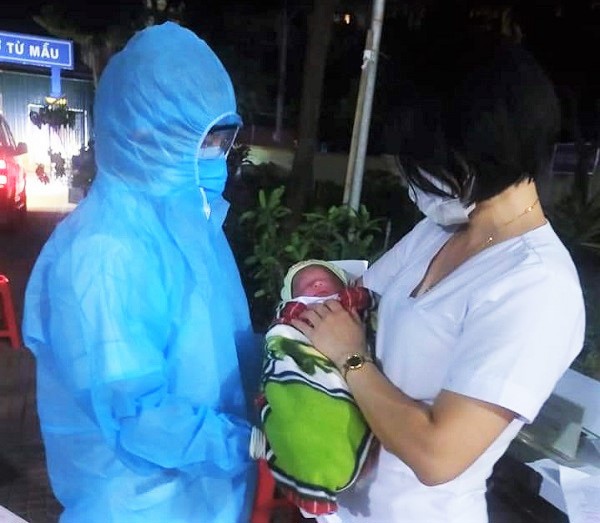 Nghệ An: Trẻ sơ sinh bị bỏ rơi tại vùng cách ly đã qua cơn nguy kịch, sức khỏe dần ổn định - Ảnh 2