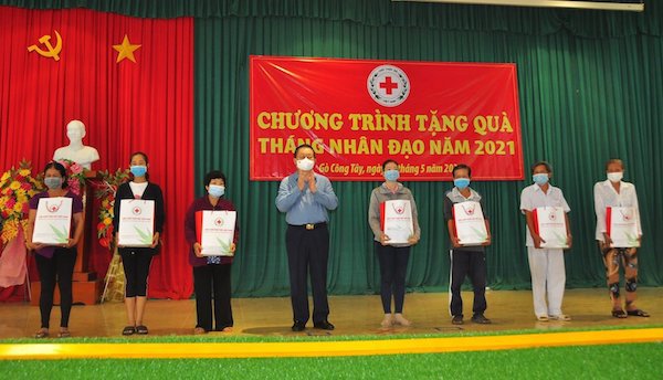 Trưởng Ban Tuyên giáo Trung ương tặng quà cho người nghèo tại Tiền Giang - Ảnh 1