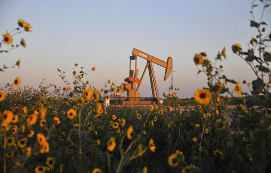 Giá dầu thế giới ghi nhận quý tăng giá mạnh nhất kể từ năm 2004 - Ảnh 1