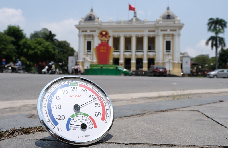 Hà Nội: Người dân dùng đủ chiêu che chắn dưới cái nắng gay gắt đầu hè - Ảnh 1