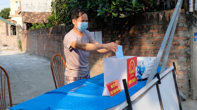 Tỷ lệ cử tri đi bầu cử tại huyện Sóc Sơn, Mê Linh đạt khoảng 98% - Ảnh 1
