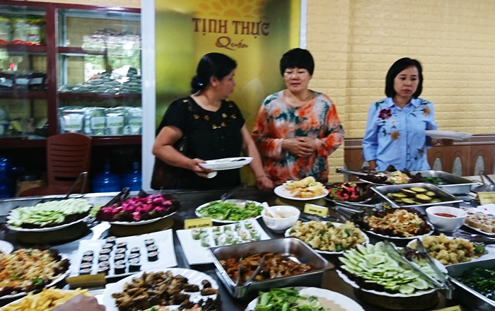 Mùa Vu Lan, nhộn nhịp trong quán ăn chay ở Hà Nội - Ảnh 5