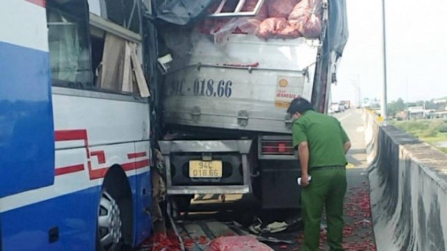 Tai nạn giao thông mới nhất hôm nay 5/5: Xe khách tông xe tải trên cao tốc, một người tử vong - Ảnh 1