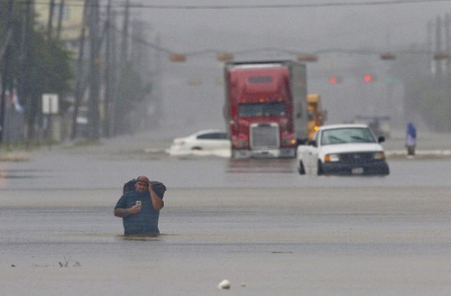 Hỗn loạn khi bão Harvey trút 34 tỷ m3 nước xuống Texas - Ảnh 1