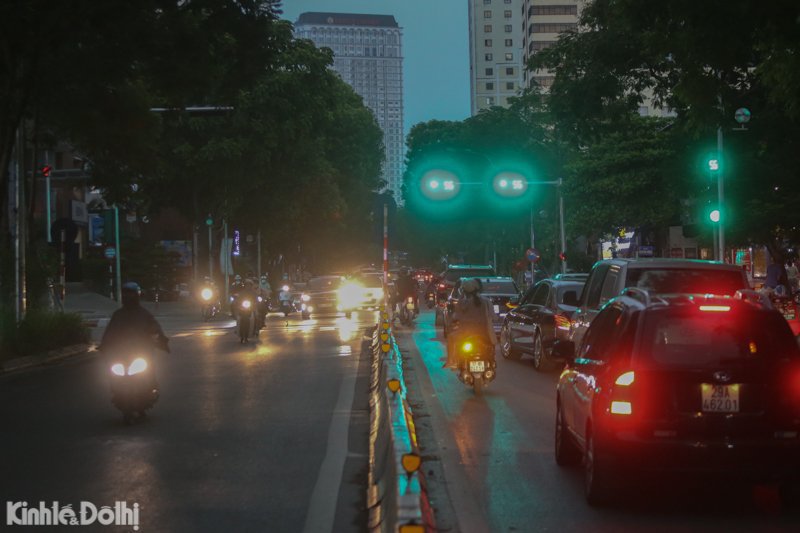 [Ảnh] Nội thành Hà Nội bất ngờ mưa lớn, ô tô rẽ sóng trên phố - Ảnh 7