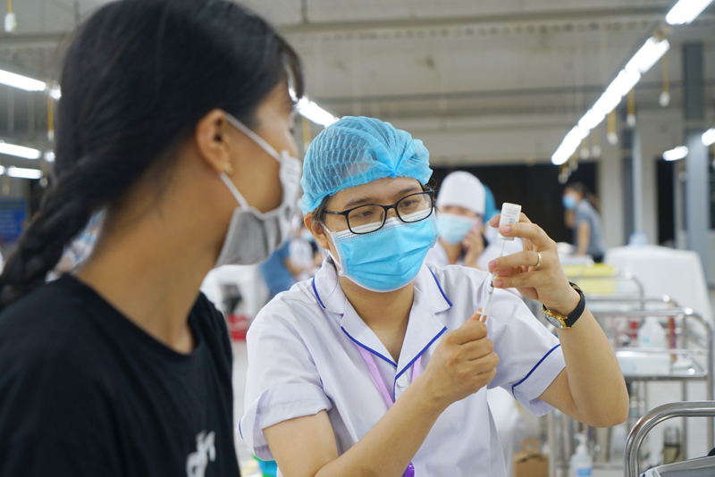 Hà Nội: Hàng nghìn công nhân khu công nghiệp Quang Minh được tiêm vaccine Covid-19 - Ảnh 4
