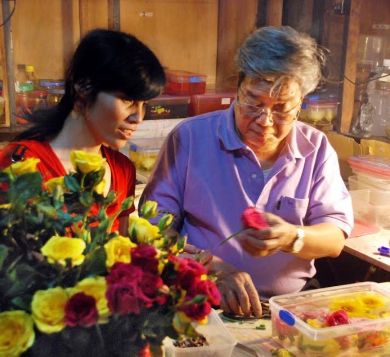 Nghệ nhân Nhân dân Hà Nội giữ hồn cho hoa khô - Ảnh 2