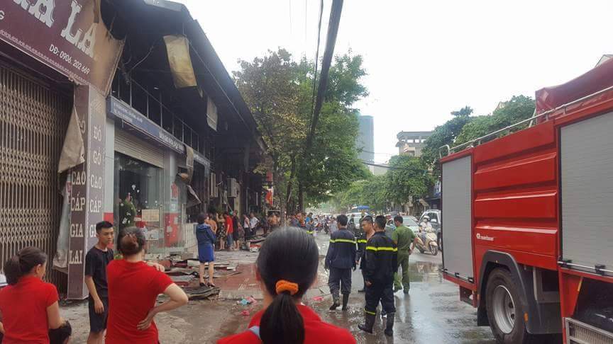 Nhà sách bất ngờ bốc cháy dữ dội trên phố Phùng Hưng, Hà Đông - Ảnh 3