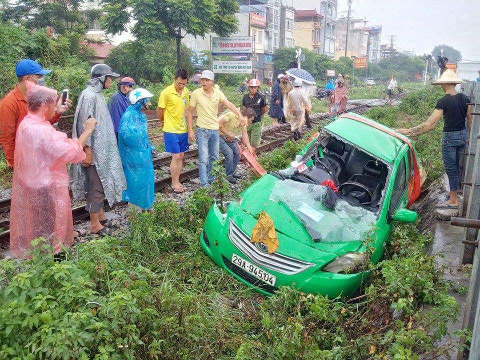 Hà Nội: Taxi bị tàu hỏa đâm bẹp khi đi qua đường sắt - Ảnh 1