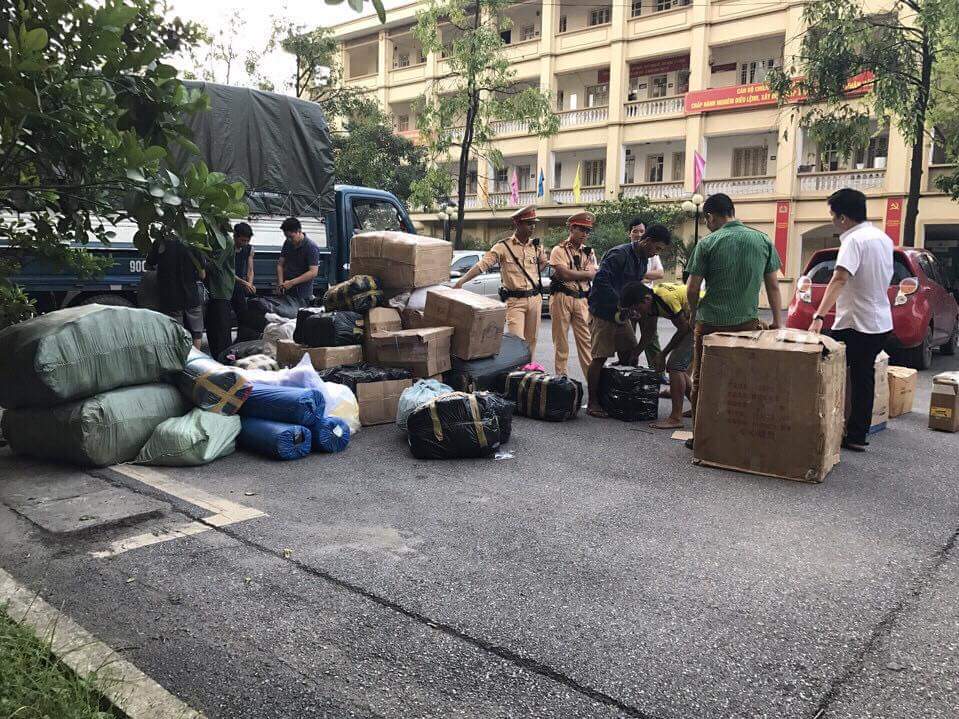 Hà Nội: Cảnh sát giao thông phát hiện xe tải chở "kho" hàng lậu - Ảnh 1