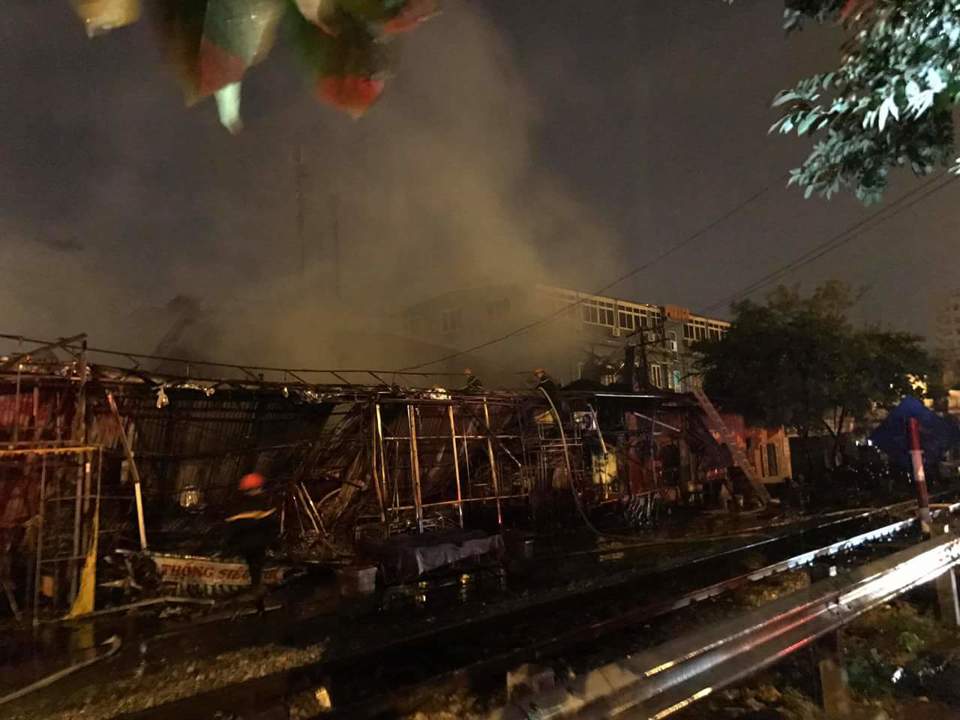Hà Nội: Cháy lớn ở siêu thị Thành Đô trong đêm mưa - Ảnh 1