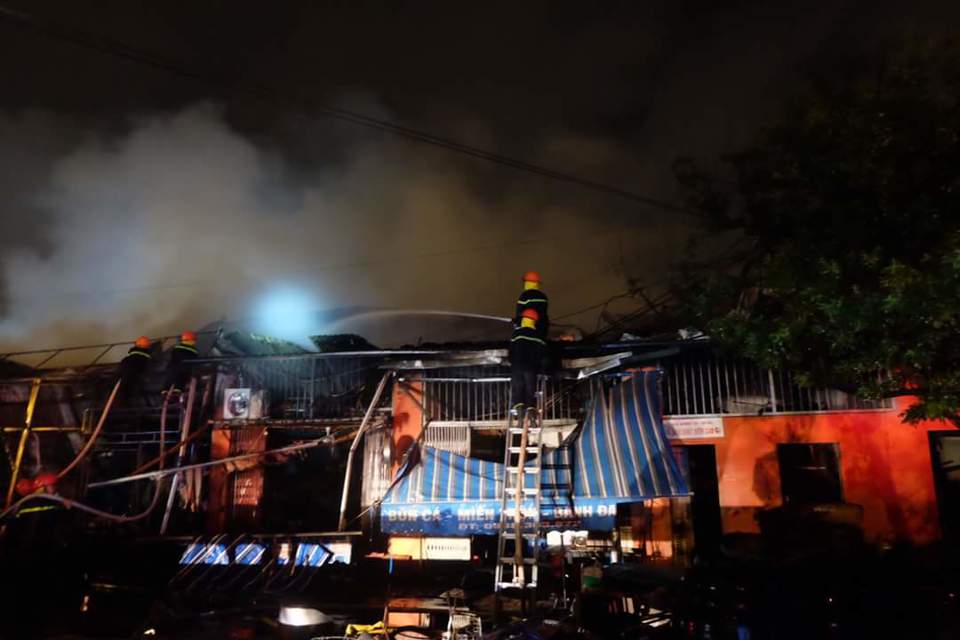 Hà Nội: Cháy lớn ở siêu thị Thành Đô trong đêm mưa - Ảnh 3