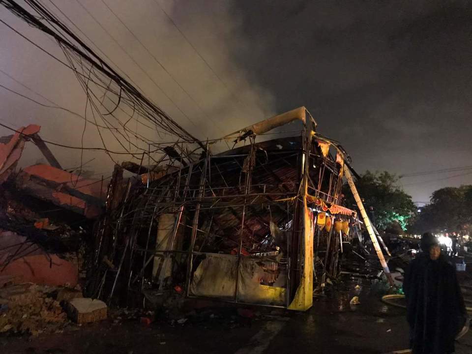 Hà Nội: Cháy lớn ở siêu thị Thành Đô trong đêm mưa - Ảnh 2