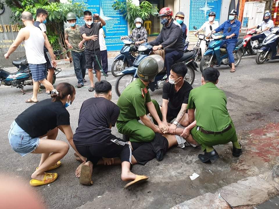 Khống chế đối tượng nghi "ngáo đá" chặn ô tô trấn tiền, tấn công cảnh sát ở Hà Đông - Ảnh 2