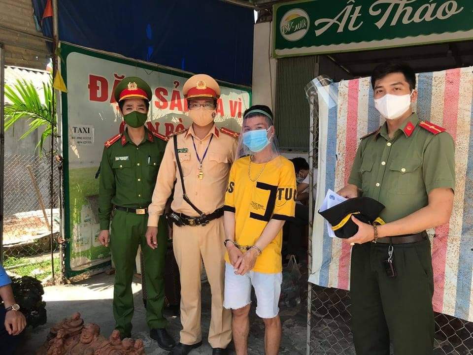 Hà Nội: Nam thanh niên dùng gạch tấn công cán bộ để "thông chốt" phòng dịch - Ảnh 2