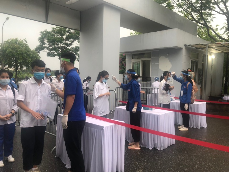 Quận Long Biên: Hơn 3.300 thí sinh bước vào buổi thi đầu tiên kỳ thi lớp 10 - Ảnh 3