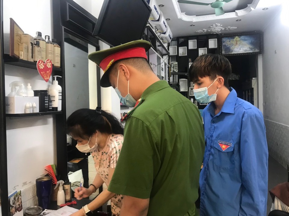 Chùm ảnh: Quận Thanh Xuân chấp hành nghiêm, dừng các hoạt động kinh doanh dịch vụ không thiết yếu - Ảnh 3