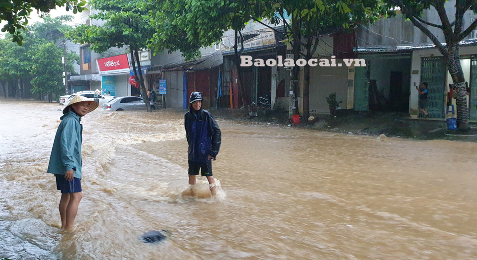 Thành phố Lào Cai ngập sâu sau trận mưa lớn - Ảnh 3