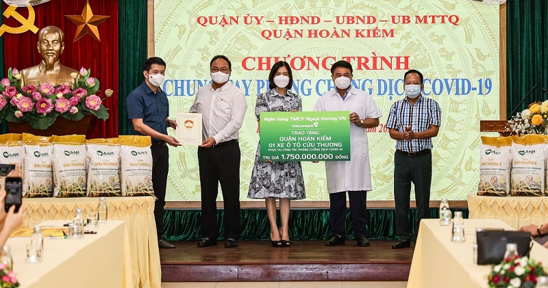 Quận Hoàn Kiếm tiếp nhận gần 4 tỷ đồng ủng hộ chương trình Chung tay phòng chống dịch Covid-19 - Ảnh 3