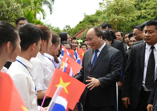 Thủ tướng gặp bà con kiều bào tại bản Mạy, Thái Lan - Ảnh 1