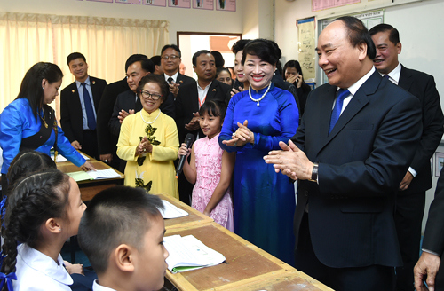 Thủ tướng gặp bà con kiều bào tại bản Mạy, Thái Lan - Ảnh 4