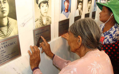 Nước mắt người vợ nơi khu tưởng niệm chiến sỹ Gạc Ma - Ảnh 1
