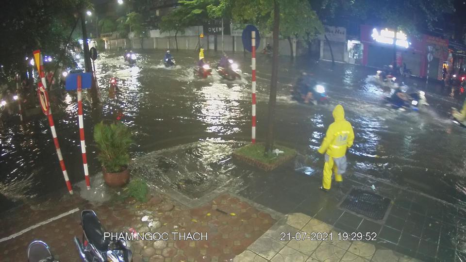 Hà Nội mưa lớn, cảnh báo nguy cơ ngập lụt trong khu vực nội thành - Ảnh 3