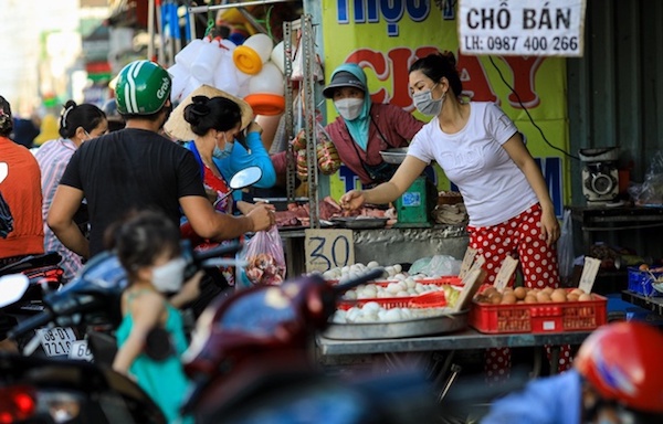 Nhiều người dân TP Hồ Chí Minh đổ xô mua hàng tích trữ, giá thực phẩm tăng gấp nhiều lần - Ảnh 1