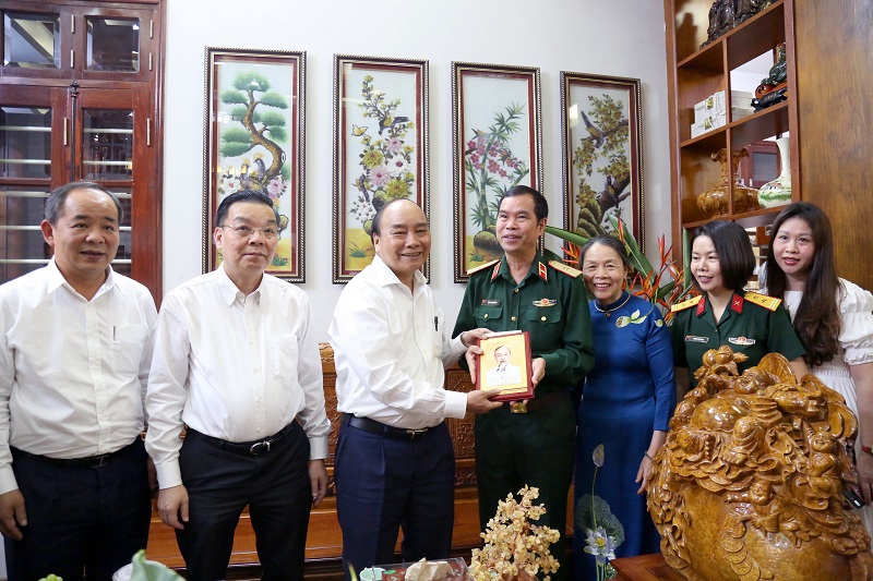 Chủ tịch nước Nguyễn Xuân Phúc thăm, tặng quà gia đình chính sách trên địa bàn Hà Nội - Ảnh 3