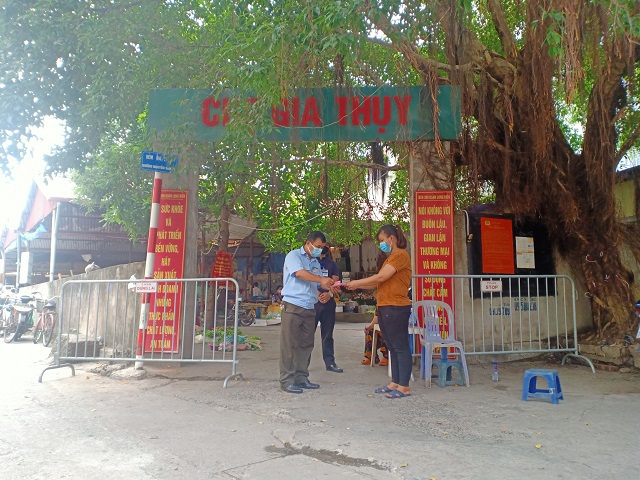 Long Biên: Người dân ủng hộ đi chợ bằng thẻ - Ảnh 6