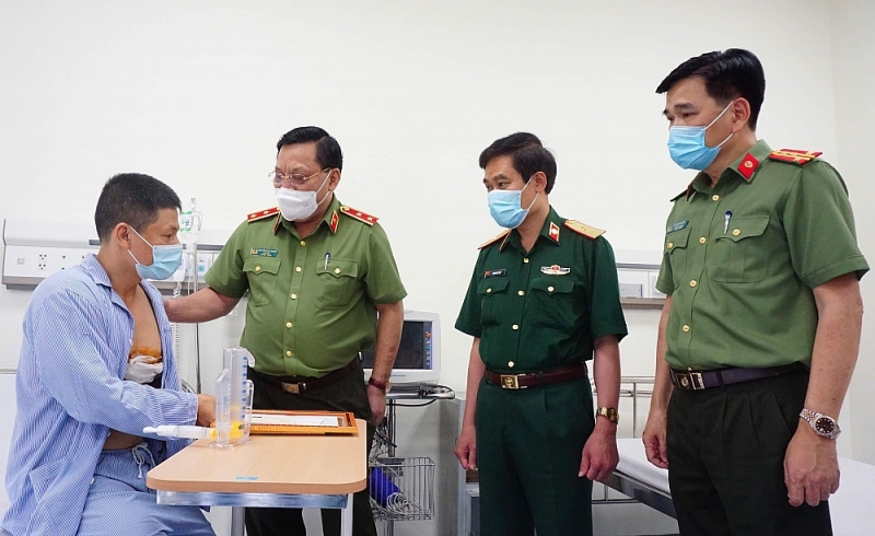 Bộ Công an gửi thư khen tài xế taxi Nguyễn Trần Minh dũng cảm bắt đối tượng trốn truy nã - Ảnh 1