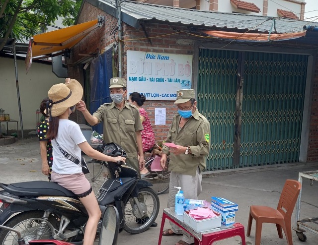 Long Biên: Người dân ủng hộ đi chợ bằng thẻ - Ảnh 4