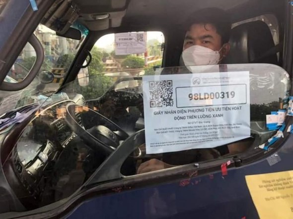 Hà Nội tiếp nhận hơn 36.600 hồ sơ xin cấp thẻ "luồng xanh" vận chuyển hàng hóa - Ảnh 1